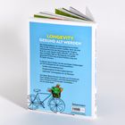 Text auf blauem Hintergrund: "LONGEVITY GESUND ALT WERDEN". Unten Illustration eines Fahrrads mit Gemüsekorb. Links Verlagslogo.