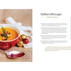 Rezept für Süßkartoffelsuppe. Links rote Schale mit Suppe, Zweig, Löffel, bunte Kügelchen als Deko.