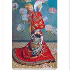 "2 2027" am unteren Rand. Eine Frau im roten Kimono hält einen Fächer. Hintergrund mit japanischen Fächern geschmückt.