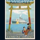 MESSAGERIES MARITIMES, JAPON, EXTRÊME-ORIENT. Schiffsplakat mit Torii, Ozean, Schiff, zwei Personen in Kimono sitzen am Ufer.