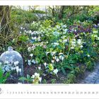 Februar Kalenderblatt. Bunte Blumen und Glashauben zieren einen Gartenpfad, umgeben von üppiger Vegetation.