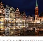 Kalenderseite für Februar 2021. Fachwerkhäuser und Kirche spiegeln sich in nassem Pflaster bei Nacht.