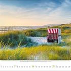 Februar 2023. Ein Strandkorb steht in den Dünen am Meer unter einem blauen Himmel mit einigen Wolken.