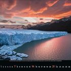 2 2024. Ein Gletscher trifft auf ein Gewässer bei Sonnenuntergang, der Himmel ist intensiv rot-orange gefärbt.