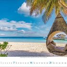 2, 2021. Ein Strand mit Hängesessel, Palmen, blauem Himmel und klarem Wasser. Ein kleines Strandhaus auf einem Steg im Meer.