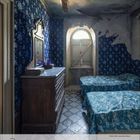 Kalenderblatt für Februar 2021; verlassener Raum mit blauer Tapete, zwei Betten und einem alten Holzschrank.