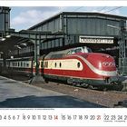 Text: "Düsseldorf Hbf", "TRANS EUROP EXPRESS". Roter und cremefarbener Zug an einem Bahnsteig, Kalender unten.