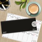 2027 Kalender, Januarwoche. Kaffee, Stifte und Blätter auf hellem Tisch. Elegantes, strukturiertes Layout.