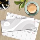 2027, Kalenderblätter mit Tagen und Datum. Tasse Kaffee und Stifte in einem Halter daneben.