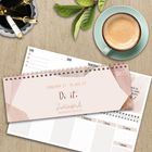 „Dream it. Plan it. Do it.“ Tischkalender für 2027, daneben Kaffee und Stifte.