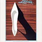 „Libelle - Der Modeschuh“ in blauer Schrift. Illustration eines weißen High Heels auf einem braunen Hintergrund.