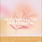 Text: "DEIN FOKUS LENKT DEINE ENERGIE." Unten Kalenderseite mit Monat Februar 2027, pastellfarbene Unschärfe-Hintergrund.