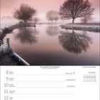 Kalenderblatt für Februar 2027. Ruhige Winterlandschaft mit Bäumen, rosa Himmel und Wasserreflexion.