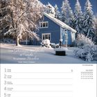 Text: „Das Geheimnis des Glücks ist Freude in unseren Händen.“ Ralph Waldo Emerson. Ein blaues Haus im verschneiten Wald.