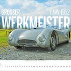GROSSER WERKMEISTER BMW 1952. Historischer silberner Rennwagen auf einem Feldweg vor einer Berglandschaft. Februar-Kalenderblatt.