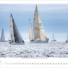 Seite 2 des Kalenders: Mehrere Segelboote auf offenem Meer unter bewölktem Himmel. Unter den Booten sind Zahlen von 1 bis 28.