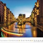 Kalenderdaten von 2 bis 28, darunter Wochentage. Abendliche Ansicht von beleuchteten Backsteingebäuden an einem Kanal.