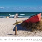 Kalender mit Februar 2021. Strand mit rotem Boot im Sand, blauem Himmel und Meer.