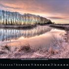 Kalenderseite für Februar 2024. Frostige Landschaft, Bäume spiegeln sich in einem ruhigen Gewässer.