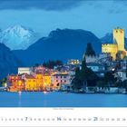 "4 2024" und die Daten 1-30 sind deutlich sichtbar. Eine malerische Landschaft mit Bergen, See, Fluss und einem sonnigen Himmel.