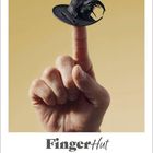 „FingerHut“, Januar 2027. Eine Hand zeigt einen Finger mit einem kleinen schwarzen Hut darauf. Kalenderdarstellung.