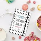 "PLANLOS GING MEIN PLAN LOS. Mein Schulplaner 2026/27" steht auf einem Notizbuch, umgeben von bunten Süßigkeiten.