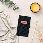 „Lieblingskalender“ steht auf einem gepunkteten Notizbuch. Daneben liegen Eukalyptus, eine Kerze, ein Bleistift und Stoff.