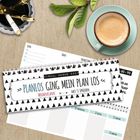 Wochenplaner: "Planlos ging mein Plan los" mit 53 Sprüchen. Daneben sind Stifte, eine Tasse Kaffee und Blätter.