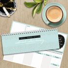 VISUAL WORDS OFFICE zweitausend + siebundzwanzig Wochenplaner 2017. Ein Kalender, Stifte, Blätter und eine Tasse Kaffee.