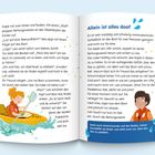 "Witzige Interaktionen für mehr Spaß." Zwei Kinder im Kajak auf einem Buch. Links Seepflanzen, rechts ein Junge in Schwimmweste.