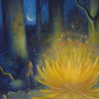 Ein Mensch sitzt träumend im Wald neben einer großen, leuchtenden gelben Blume; Nacht mit Sternen und Sichelmond.