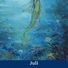 Juli-Kalenderblatt mit Meerjungfrau unter Wasser, Quallen und einem Seestern; blaue Farbpalette.