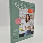 QUICK WINS: Healthy Cooking für Vielbeschäftigte. Cover zeigt eine Frau mit Salatschüssel in einer Küche.