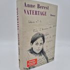 "Anne Berest VATERTAGE Roman" zeigt ein Buchcover mit handschriftlichem Text und einem alten Foto einer Frau.