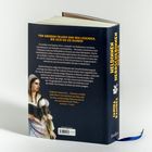 Auf einem Buchrücken steht: "HELDINNEN HERRSCHERINNEN HEILIGE" von Janina Ramirez. Cover zeigt historische Frau.