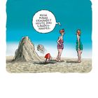 „Mein Mann erkundet heute das Landesinnere.“ Zwei Frauen am Strand, eine spricht. Ein Sandhaufen mit Schaufel. Kalender: Juni, 12|13.