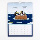 Text: "Mein Wein ist eingefroren!" "Tja, sie müssen schon ein wenig schneller trinken...". Illustration: Zwei Pinguine an einer schwimmenden Bar im Eis. Unten Januar-Kalender.