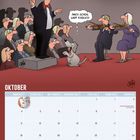 „Mach schon, wirf endlich!“ denkt ein Hund. Ein Dirigent steht vor einem Orchester. Kalender für Oktober.