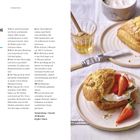 Mürbchen mit Erdbeeren & Joghurt. Rezept mit Zutaten und Zubereitung. Rechts: Mürbchen mit Erdbeeren und Joghurt auf Teller.