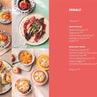 SELLERIE-QUITTEN-SUPPE MIT ZIMT-CRÔUTONS. Drei Suppenschalen, dekoriert mit Croutons und Zimt, auf einem Tisch.