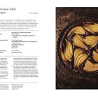 Schokoladenmousse-Tarte mit Ingwer-Birnen für 6-8 Personen. Links Rezepttext, rechts eine Tarte mit fächerförmigen Birnen.