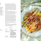 Ofenlauch mit Tomaten-Salsa. Lauch mit Tomaten-Kapern-Salsa, Zwiebeln und Pinienkernen auf einem Teller, grüne Serviette darunter.