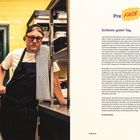 "PreFACE – Schönen guten Tag, mein Name ist Max Strohe, und ich sage, wie es ist..." zeigt einen Mann in einer Küche mit Schürze.