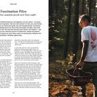 Text: "Faszination Pilze - Warum Pilze sammeln gerade jetzt Sinn ergibt". Links Text über Pilze, rechts Mann mit Korb im Wald.