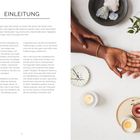 Titel: EINLEITUNG. Zwei Hände berühren sich sanft. Umgebung mit Kerzen, Kristallen und Pflanzen.