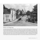 "Warten am Bürgerweg" oben. Schwarz-weiß Foto einer Straße mit alten Gebäuden, Schienen und Menschen.