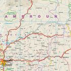 Karte von Kamerun mit Städten wie Yaoundé und Bertoua. Nationalparks und Verkehrswege sind ebenfalls markiert.