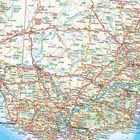 Eine detaillierte Straßenkarte zeigt Städte wie Adelaide, Melbourne, Sydney und Canberra, verbunden durch ein Netz roter Straßen.