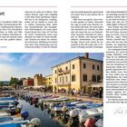 Vorwort: Der Gardasee. Unendliche Vielfalt. Eine Liebe fürs Leben. Am Hafen von Bardolino. Signature: Thilo Scheu.

Boote liegen an einem Hafen, im Hintergrund bunte Gebäude. Links Berge.