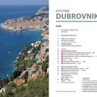 TEXT: CITY|TRIP DUBROVNIK, Inhalt, Dubrovnik entdecken. FOTO: Küstenstadt mit Altstadtmauern und orangefarbenen Dächern.